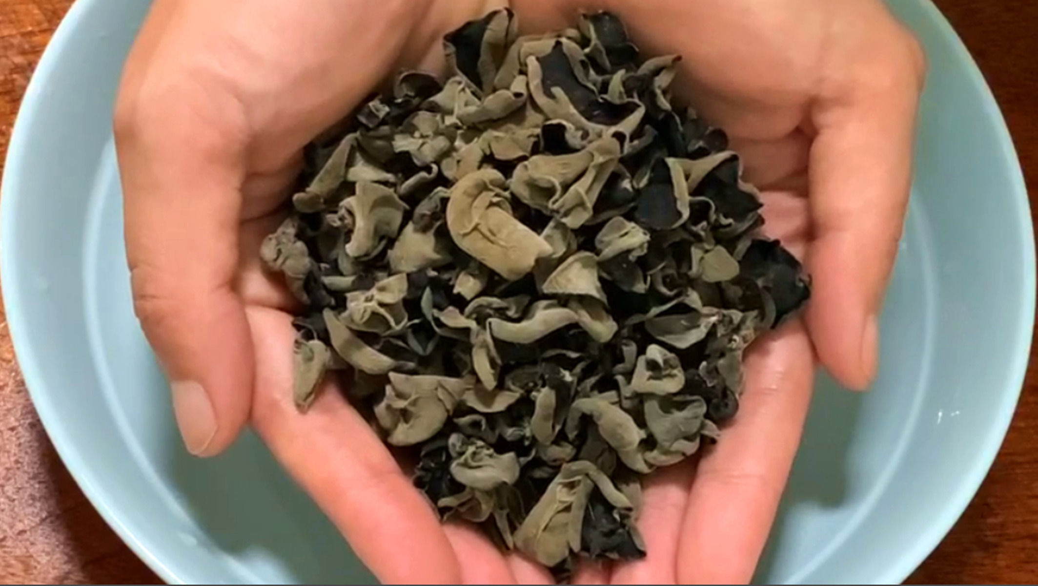 虫卵|木耳千万不能用清水洗，等于吃虫卵，教你1个妙招，脏东西全跑光