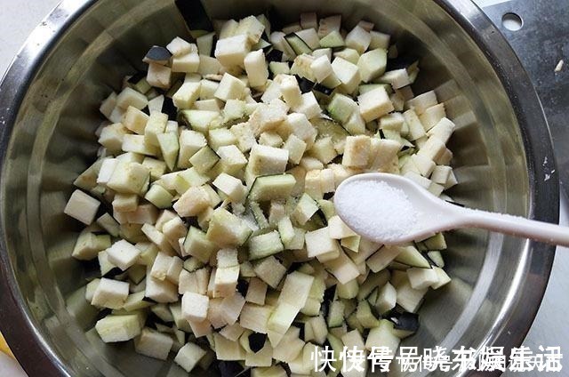 吃起来|入秋,这菜再不吃就下市了,腌制好做成包子蒸一锅,吃起来特香