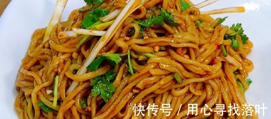 洋葱别再炒着吃了，加上一盘面条，简单一做，葱香味十足，真美味！