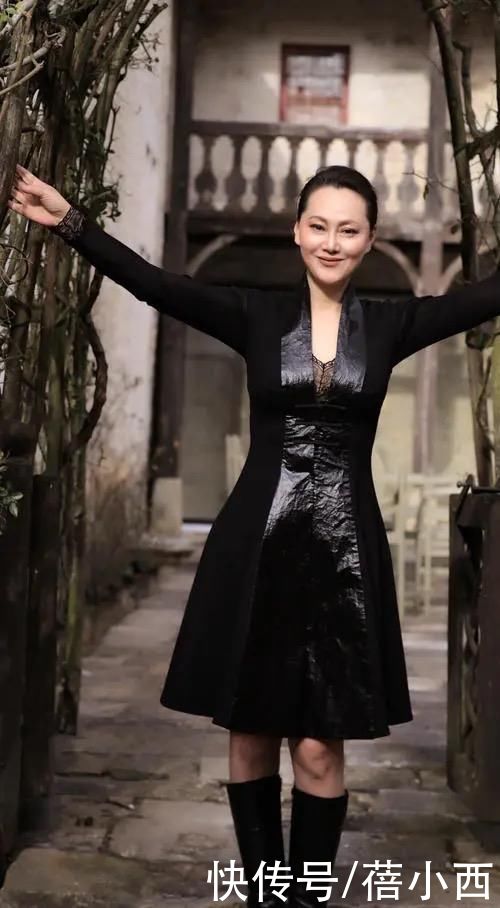 连衣裙|59岁大宋佳还有傲人身材，穿深V领连衣裙配齐肩卷发，又美出圈了