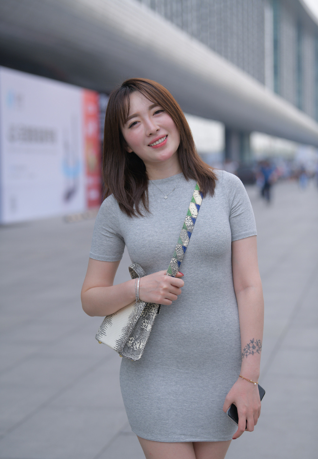 春季“辣妈”穿搭, 选择灰色连衣裙, 轻松展现成熟魅力!