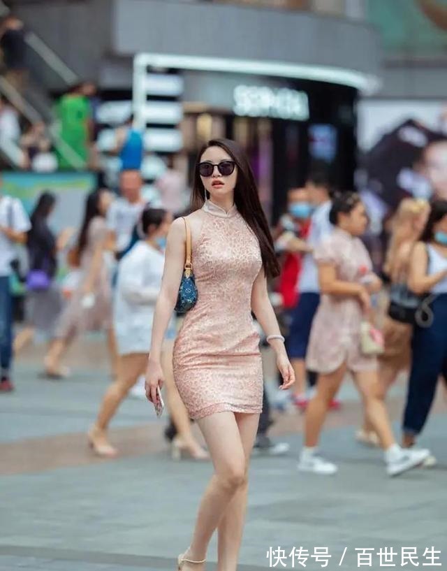 短裙 简单搭配的短裙上身特别洋气,充满时尚浪漫的气息,气质复古!