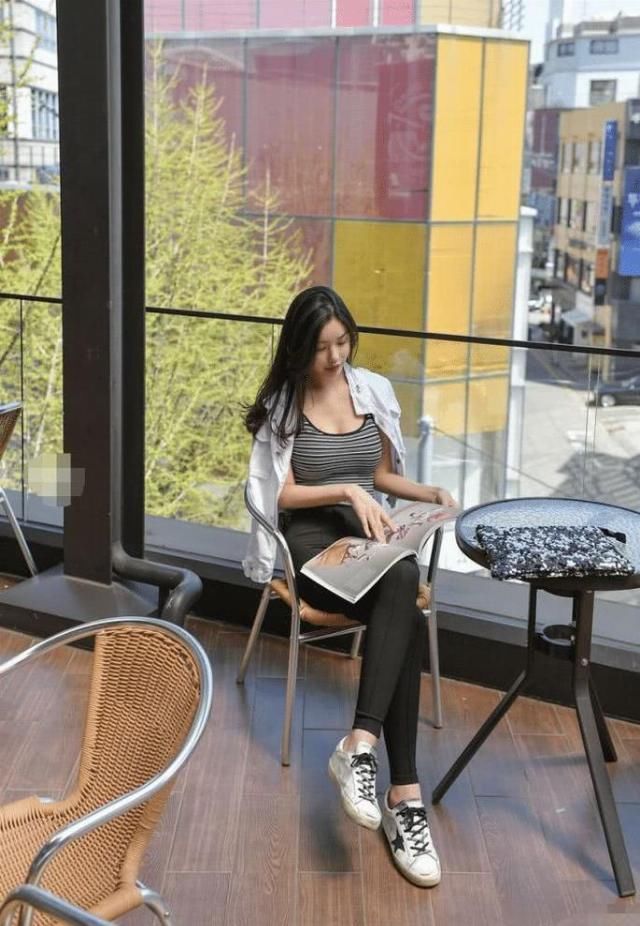 咖啡厅偶遇暗恋对象,时尚的打扮已经很美了,