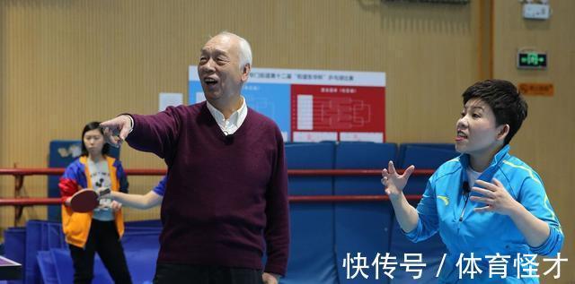葛新爱|国乒82岁传奇颁奖!邓亚萍恩师白发苍苍,看刘国梁被围,默默离去
