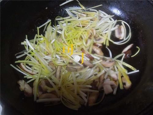 香味|天冷下雪了,让我给你炒一盘香味浓郁的大虾咖喱面吃吧