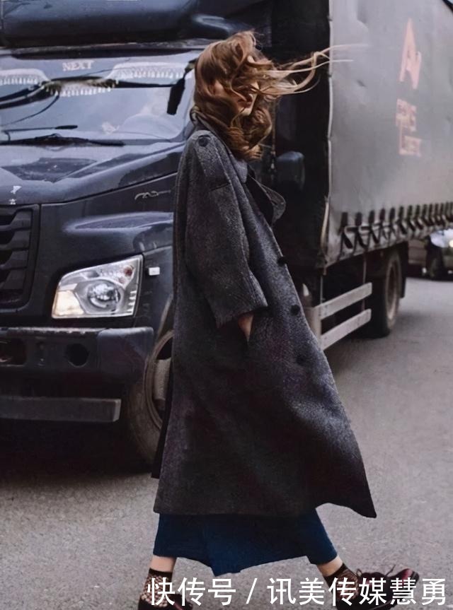 大衣里面穿什么?混搭风让你美爆2021早春