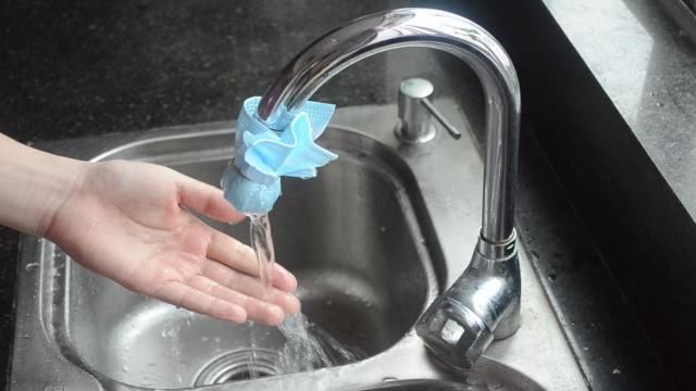 洗碗池上放个一次性口罩,这样用途太棒了,一年省下不少钱,实用