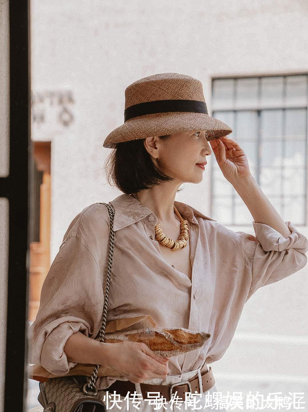 半身裙|年近六十却美得优雅，这位中老年妈妈的“气质穿搭”，真值得学习