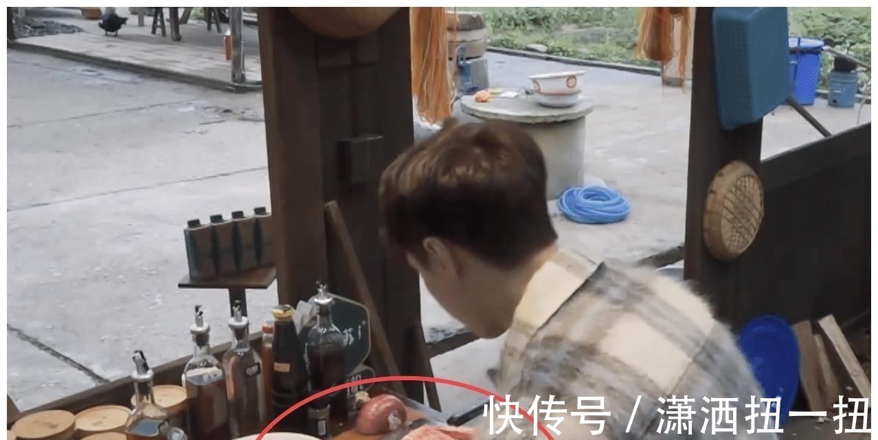 何炅从地上捡起小H叼的肉,打算洗洗煮了吃,张艺兴的做法好耿直