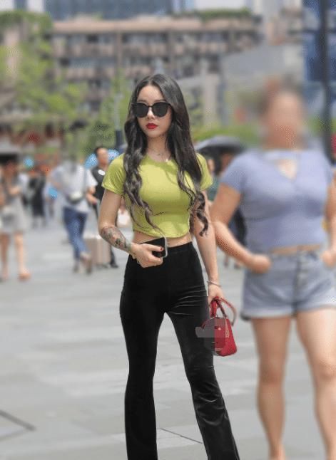 满大街都是“短裤T恤”，突然来一条“托腹裤”，时髦又吸睛！