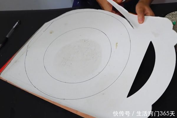 纸板上剪一大一小两个圆,简单改造成的东西,全家人都抢着用!