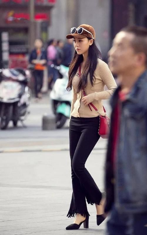 气质|美女姐姐紧身裙搭配高跟鞋,优雅迷人又韵味十足!