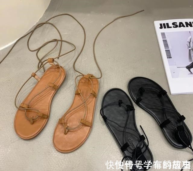 脚型 是时候穿凉鞋了!今年流行这几款,清凉显脚小!