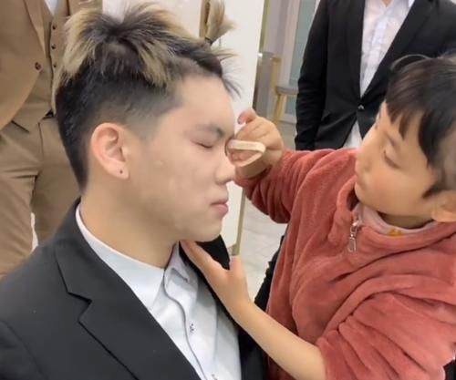 小女孩帮人化了款修颜妆容后，最后让人刮目相看，网友：长大了不得