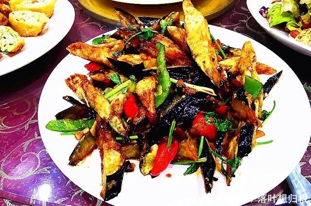 外甥女的生日宴,第9个是家乡特色菜,价格最贵,全家人抢着吃