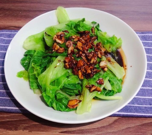 这道菜号称刮油神菜,两块钱能做一大盘,爽脆可口,家人要多吃!
