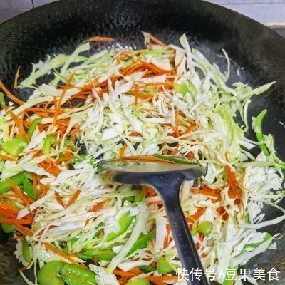 米粉|自从学会包菜炒米粉，我就不想再吃外卖了