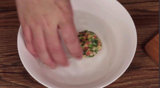 不用和面就能吃上菜团子，玉米面上滚一滚就下锅，皮薄馅多味道好