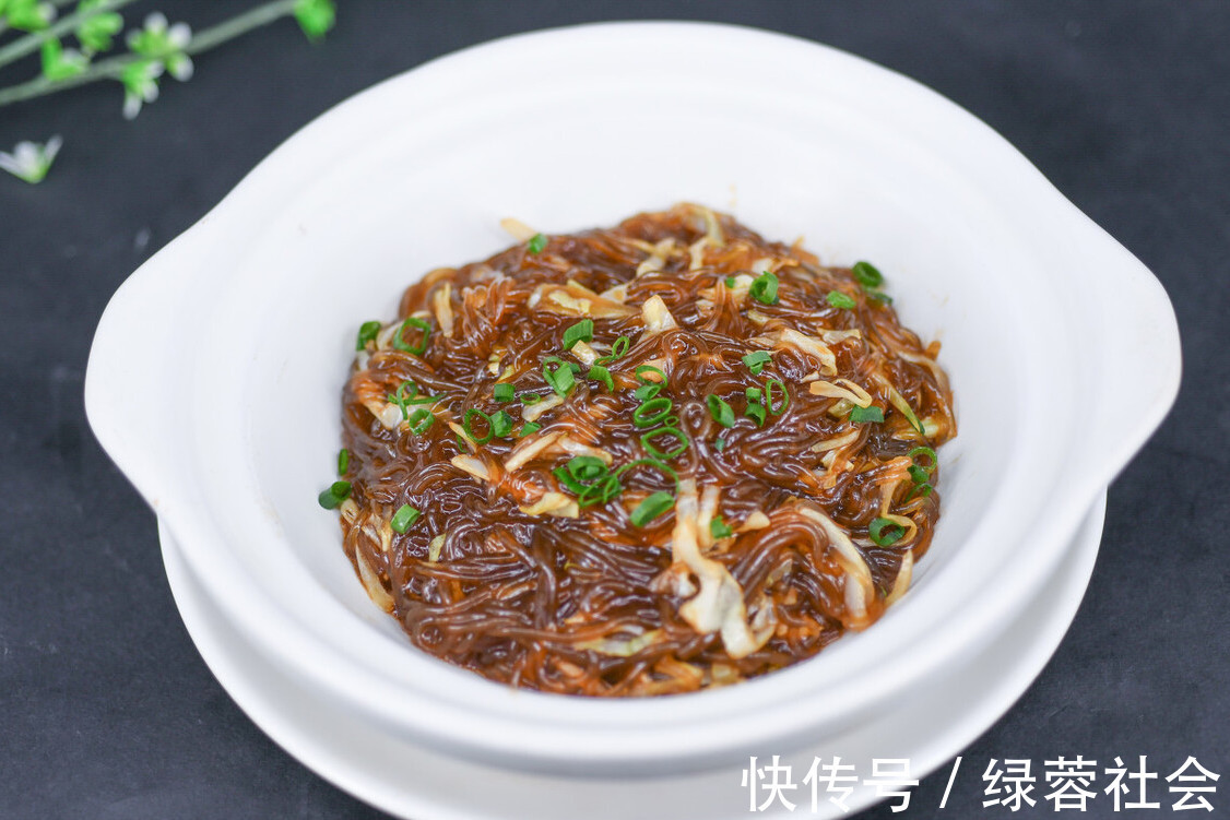 小米辣|炒粉丝，焯水后切忌直接下锅，少做了1步，难怪粉丝结团又粘锅