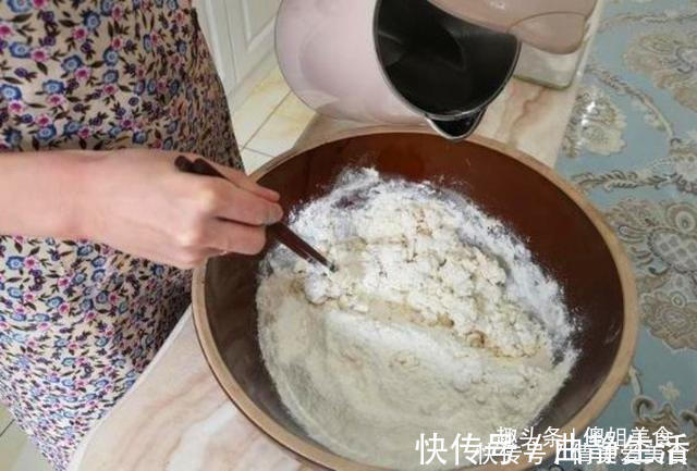 电饼铛烙饼总发硬原来错在第一步，厨娘教你1招，香软又好吃