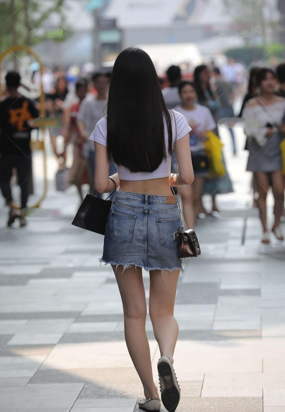 档感|小姐姐逛街身穿牛仔半身裙，搭配白色短上衣，尽显时尚高档感