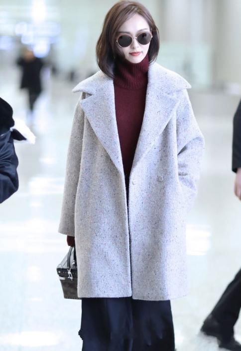  裙子|冬天大衣不要再配裙子了，女明星们都这么穿，保暖又时尚