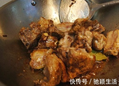 浮沫|炖排骨,直接焯水就错了!大厨再加一步,肉质软烂无腥味,真香