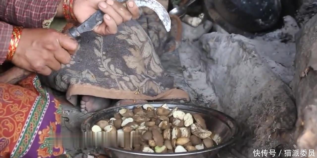 尼泊尔|尼泊尔山区穷人家的生活,房子矮的直不起腰,只吃一个土豆炒蘑菇