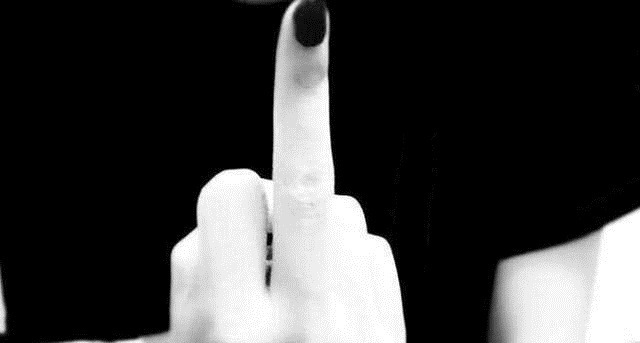 指甲|肝是不是健康,“竖起中指”观察,如果无3个表现,说明肝很健康