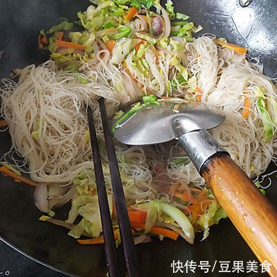 腊肉|懒人最爱的炒粉丝，因为它我都爱上做饭了