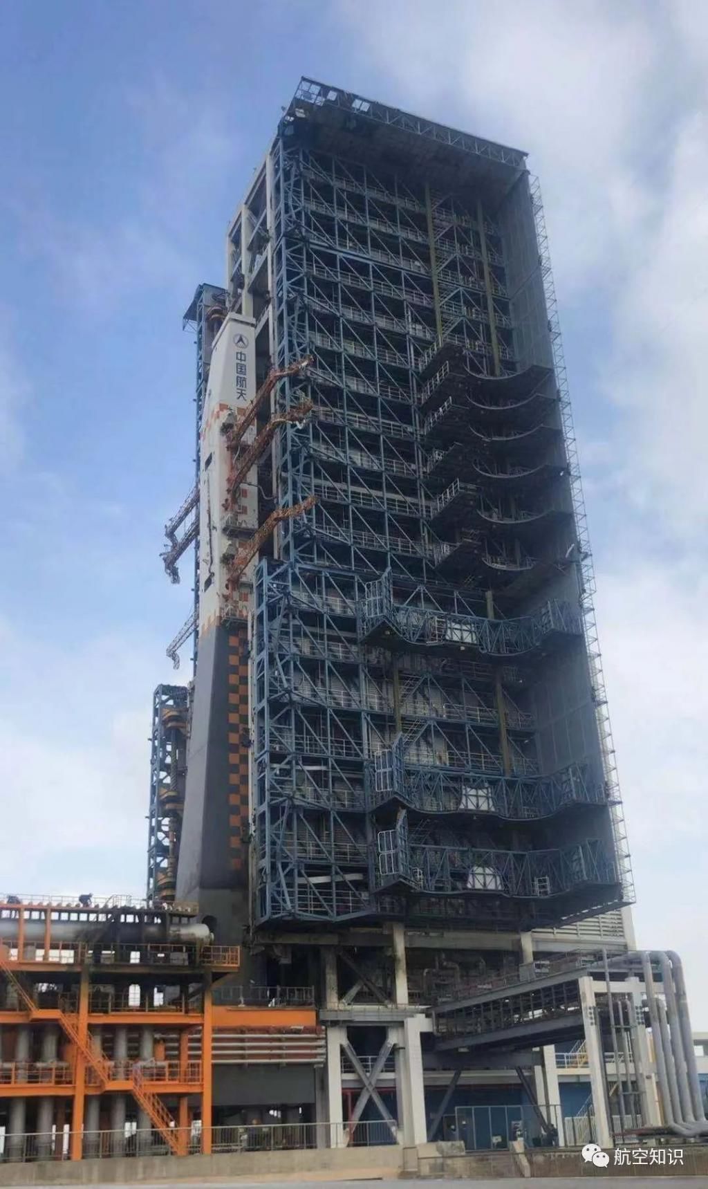 探秘“长征”五号发射场,近距离看火箭刚刚发射过后的塔架细节