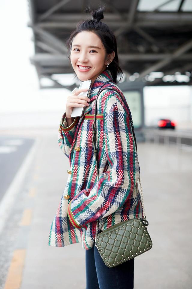 编发 发型师透漏:女生这4种发型留久了,发际线会很快上移,赶紧换了