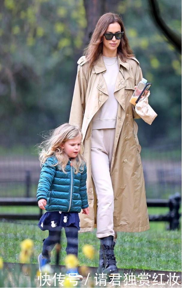 今秋“卡其色+风衣”被穿火了,经典时髦还高级,太适合中年女性