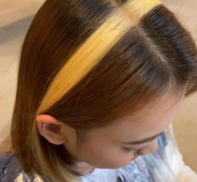 “挂耳染”过时了，最近流行的是“发带染”，时髦洋气又显脸小！