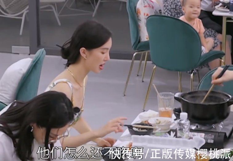 张萌|《中餐厅》再现混乱剪辑，金晨发型连环跳戏，同一场景频繁切换