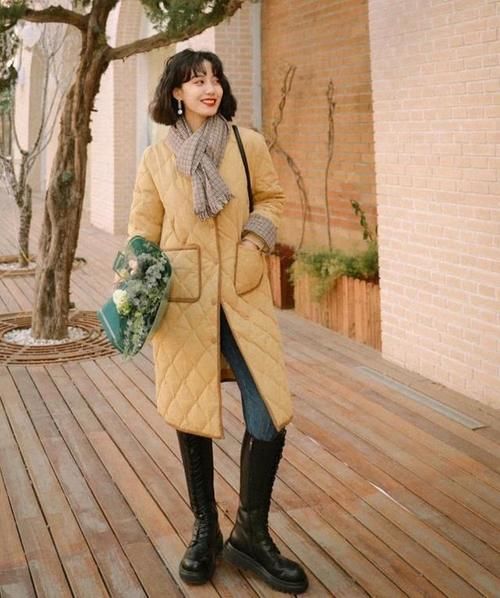 2021年不流行马丁靴了，现在流行这双“膝下靴”，不仅时髦还显高