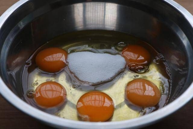 玉米面加5个鸡蛋,不加1滴油1滴水,又香又软,比发糕好吃10倍!