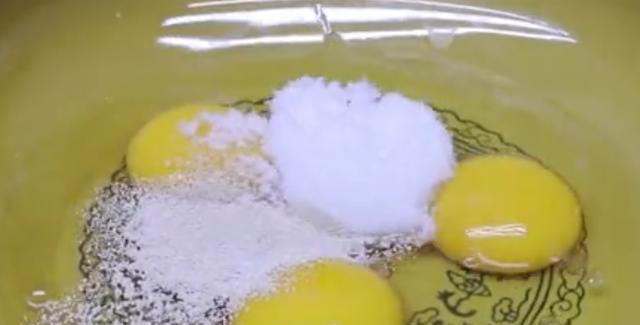 面粉里打3个鸡蛋,不蒸馒头不烙饼,松软香甜,比吃肉还香,解馋