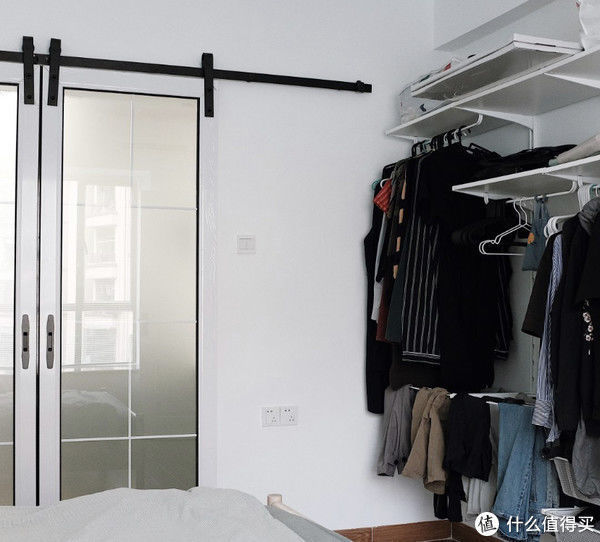 夫妻|这对夫妻太有远见,把次卧和客厅打通,清爽开阔,日子过得简单舒适