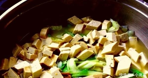 白菜炖豆腐,先放白菜还是豆腐?许多人弄错了!难怪做出来难吃!