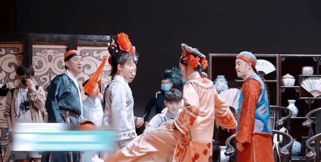 那英脚踢杨紫,称杨紫是假单纯、心眼多,杨紫看到那英眼神都害怕