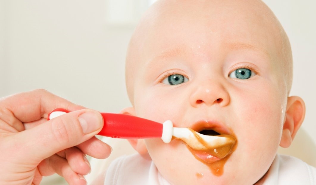 辅食|想让宝宝顺利接受辅食?除了米粉选择正确以外,喂养方式也很关键
