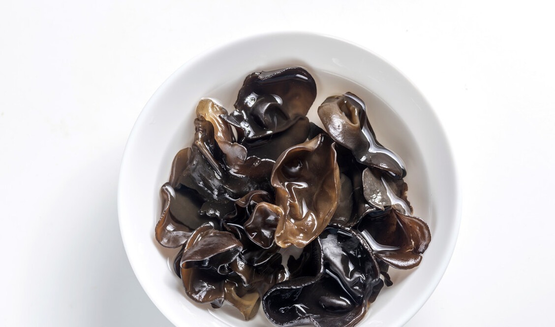 木耳切记不要直接泡,教你一招,虫卵全跑掉,10分钟泡得又大又软