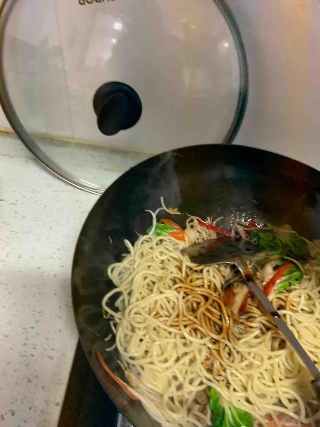 适量|在家做炒面,要是这样炒,面条更劲道,再也不粘锅
