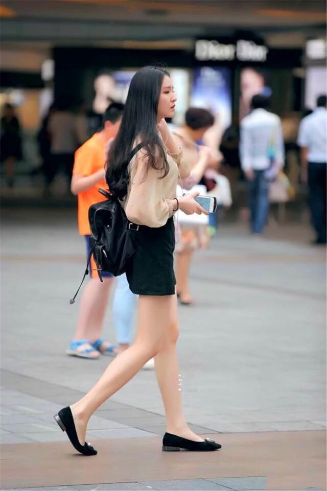 长发|街拍:身材高挑的小姐姐,时尚大气,长发飘逸很有女人味