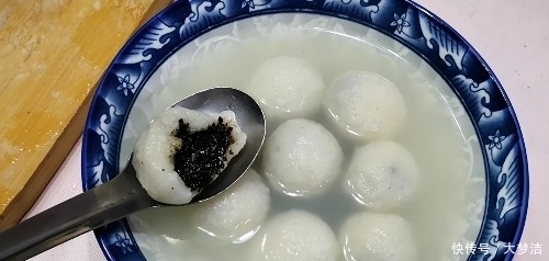黑芝麻汤圆新做法,最后滚一下,煮时不破皮不露馅,香甜可口不腻