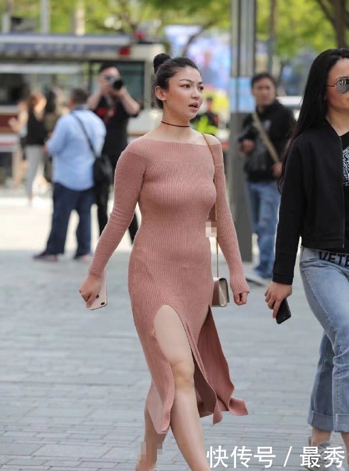 喜欢|街拍:丸子头发型 紧身裙搭配 你喜欢这样的吗