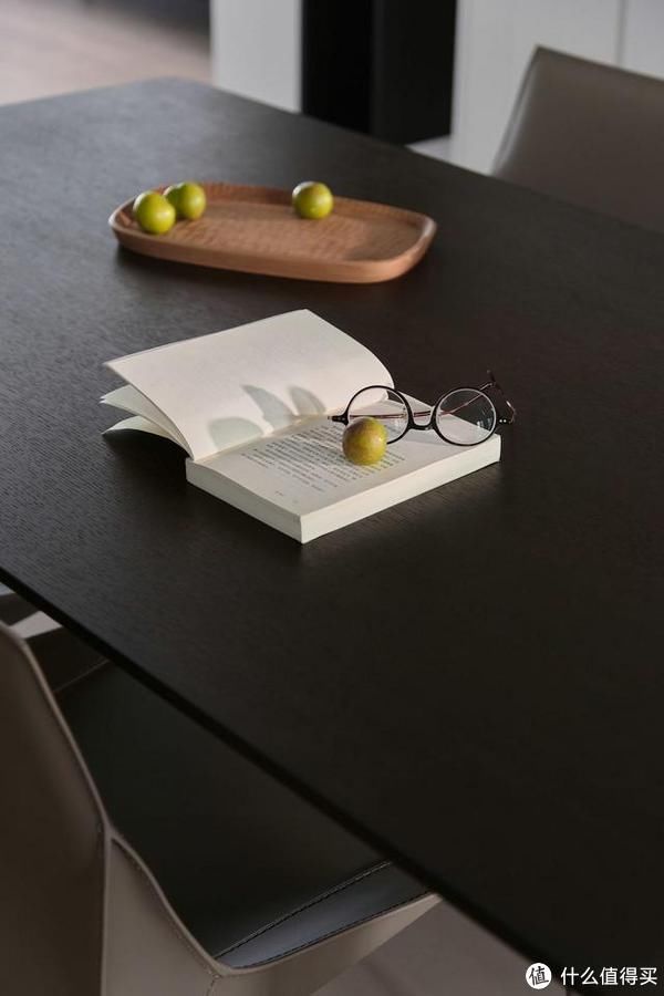 背景墙|南京夫妻129㎡的家，坚持全屋打满柜子，效果不是一般的大气实用