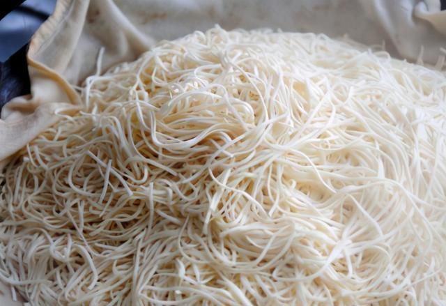 猪肉片|面条别只会煮了,用此方法做,面条劲道香软,我家一周要吃5次