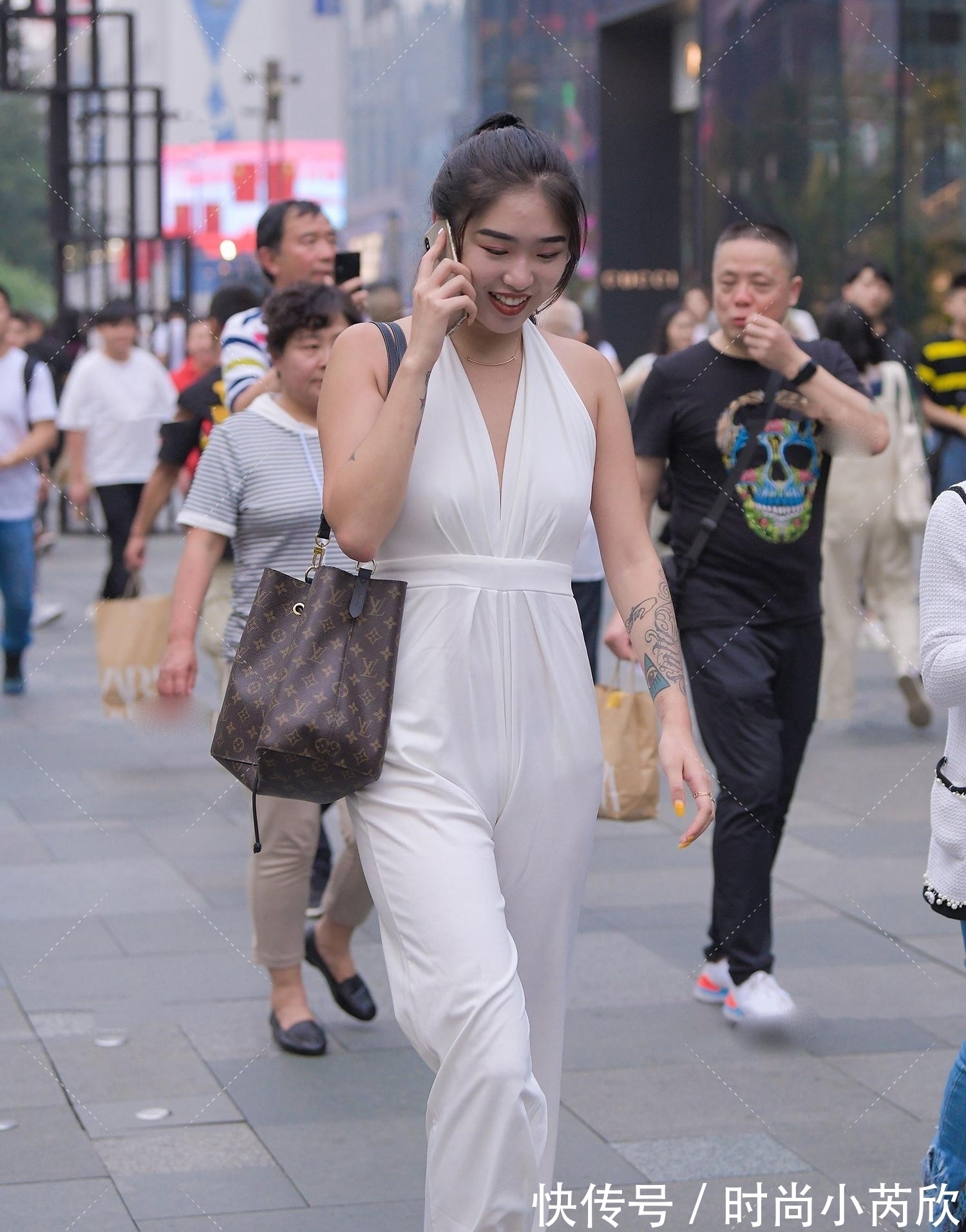 白色 花臂靓妹搭配白色套装,背面成为穿搭的“亮点”,纯白色打造“干净气质”